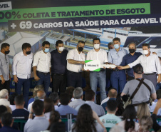 Governador Carlos Massa Ratinho Junior entrega 69 veículos para os 25 municípios da 10ª Regional de Saúde, em Cascavel. Carros serão usados para reforçar estratégia de Saúde da Família, com atendimentos domiciliares realizados pelos municípios. - Cascavel, 05/11/2021 - Foto Gilson Abreu/AEN