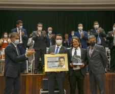 O governador Carlos Massa Ratinho Junior recebeu nesta sexta-feira (5) o título de “Benfeitor do Oeste”. A homenagem é dos prefeitos que integram a Associação dos Municípios do Oeste do Paraná foi conferida durante a 15ª edição do maior evento da imprensa da região, o Prêmio Amop de Jornalismo. 
Foto Gilson abreu/AEN

