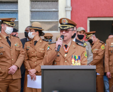 O governador Carlos Massa Ratinho Junior participou da cerimônia de passagem nesta segunda-feira (8), em Curitiba. O coronel Manoel Vasco de Figueiredo Junior assume o comando-geral da corporação, no lugar do coronel Gerson Gross, que tinha assumido o posto em janeiro deste ano. Foto: Valdelino Pontes/AEN. 