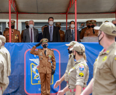O governador Carlos Massa Ratinho Junior participou da cerimônia de passagem nesta segunda-feira (8), em Curitiba. O coronel Manoel Vasco de Figueiredo Junior assume o comando-geral da corporação, no lugar do coronel Gerson Gross, que tinha assumido o posto em janeiro deste ano. Foto: Valdelino Pontes/AEN. 