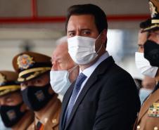 O governador Carlos Massa Ratinho Junior participou, nesta segunda-feira (8), em Curitiba, da passagem de comando do Corpo de Bombeiros do Paraná. Há mais de 30 anos na corporação, o coronel Manoel Vasco de Figueiredo Junior assume o posto de comandante-geral no lugar do coronel Gerson Gross, que tinha sido empossado em janeiro deste ano e agora segue para a reserva remunerada.Foto:Jonathan Campos/AEN