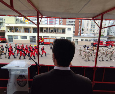 O governador Carlos Massa Ratinho Junior participou, nesta segunda-feira (8), em Curitiba, da passagem de comando do Corpo de Bombeiros do Paraná. Há mais de 30 anos na corporação, o coronel Manoel Vasco de Figueiredo Junior assume o posto de comandante-geral no lugar do coronel Gerson Gross, que tinha sido empossado em janeiro deste ano e agora segue para a reserva remunerada.Foto:Jonathan Campos/AEN
