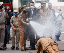 O governador Carlos Massa Ratinho Junior participou, nesta segunda-feira (8), em Curitiba, da passagem de comando do Corpo de Bombeiros do Paraná. Há mais de 30 anos na corporação, o coronel Manoel Vasco de Figueiredo Junior assume o posto de comandante-geral no lugar do coronel Gerson Gross, que tinha sido empossado em janeiro deste ano e agora segue para a reserva remunerada.Foto:Jonathan Campos/AEN