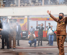 O governador Carlos Massa Ratinho Junior participou, nesta segunda-feira (8), em Curitiba, da passagem de comando do Corpo de Bombeiros do Paraná. Há mais de 30 anos na corporação, o coronel Manoel Vasco de Figueiredo Junior assume o posto de comandante-geral no lugar do coronel Gerson Gross, que tinha sido empossado em janeiro deste ano e agora segue para a reserva remunerada.Foto: José Fernando Ogura/AEN