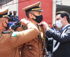 O governador Carlos Massa Ratinho Junior participou, nesta segunda-feira (8), em Curitiba, da passagem de comando do Corpo de Bombeiros do Paraná. Há mais de 30 anos na corporação, o coronel Manoel Vasco de Figueiredo Junior assume o posto de comandante-geral no lugar do coronel Gerson Gross, que tinha sido empossado em janeiro deste ano e agora segue para a reserva remunerada.Foto: José Fernando Ogura/AEN