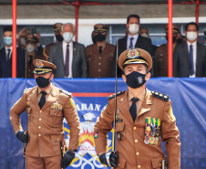 O governador Carlos Massa Ratinho Junior participou, nesta segunda-feira (8), em Curitiba, da passagem de comando do Corpo de Bombeiros do Paraná. Há mais de 30 anos na corporação, o coronel Manoel Vasco de Figueiredo Junior assume o posto de comandante-geral no lugar do coronel Gerson Gross, que tinha sido empossado em janeiro deste ano e agora segue para a reserva remunerada.Foto:José Fernando Ogura/AEN