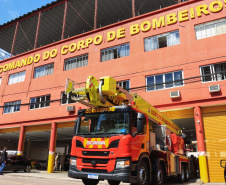 O governador Carlos Massa Ratinho Junior participou, nesta segunda-feira (8), em Curitiba, da passagem de comando do Corpo de Bombeiros do Paraná. Há mais de 30 anos na corporação, o coronel Manoel Vasco de Figueiredo Junior assume o posto de comandante-geral no lugar do coronel Gerson Gross, que tinha sido empossado em janeiro deste ano e agora segue para a reserva remunerada.Foto:José Fernando Ogura/AEN