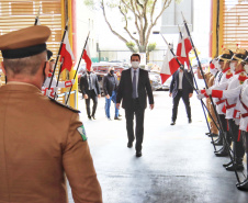 O governador Carlos Massa Ratinho Junior participou, nesta segunda-feira (8), em Curitiba, da passagem de comando do Corpo de Bombeiros do Paraná. Há mais de 30 anos na corporação, o coronel Manoel Vasco de Figueiredo Junior assume o posto de comandante-geral no lugar do coronel Gerson Gross, que tinha sido empossado em janeiro deste ano e agora segue para a reserva remunerada.Foto: José Fernando Ogura/AEN