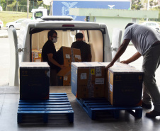 O Paraná recebeu nesta segunda-feira (8) mais 161.460 imunizantes da Pfizer/BioNTech. A nova remessa ainda aguarda a divulgação do informe técnico do Governo Federal e, por isso, ainda não tem público-alvo definido. - Curitiba, 08/11/2021 - Foto: Américo Antonio/SESA