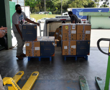 O Paraná recebeu nesta segunda-feira (8) mais 161.460 imunizantes da Pfizer/BioNTech. A nova remessa ainda aguarda a divulgação do informe técnico do Governo Federal e, por isso, ainda não tem público-alvo definido. - Curitiba, 08/11/2021 - Foto: Américo Antonio/SESA