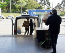 O Paraná recebeu nesta segunda-feira (8) mais 161.460 imunizantes da Pfizer/BioNTech. A nova remessa ainda aguarda a divulgação do informe técnico do Governo Federal e, por isso, ainda não tem público-alvo definido. - Curitiba, 08/11/2021 - Foto: Américo Antonio/SESA