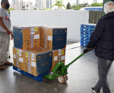 O Paraná recebeu nesta segunda-feira (8) mais 161.460 imunizantes da Pfizer/BioNTech. A nova remessa ainda aguarda a divulgação do informe técnico do Governo Federal e, por isso, ainda não tem público-alvo definido. - Curitiba, 08/11/2021 - Foto: Américo Antonio/SESA