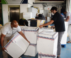 O Paraná recebeu nesta segunda-feira (8) mais 161.460 imunizantes da Pfizer/BioNTech. A nova remessa ainda aguarda a divulgação do informe técnico do Governo Federal e, por isso, ainda não tem público-alvo definido. - Curitiba, 08/11/2021 - Foto: Américo Antonio/SESA