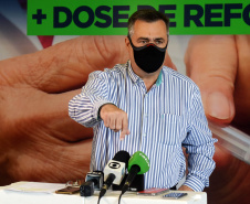 O Paraná recebeu nesta segunda-feira (8) mais 161.460 imunizantes da Pfizer/BioNTech. A nova remessa ainda aguarda a divulgação do informe técnico do Governo Federal e, por isso, ainda não tem público-alvo definido. - Curitiba, 08/11/2021 - Foto: Américo Antonio/SESA