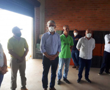 Entrega de pavimentação de estrada rural e de máquinas, caminhão e equipamentos para cooperativas de agricultura familiar, inauguração de cozinha comunitária. Estas foram algumas das ações dos secretários estaduais da Agricultura e do Abastecimento, Norberto Ortigara, e do Planejamento e Projetos Estruturantes, Valdemar Bernardo Jorge, na semana passada na região do Norte Pioneiro. - Curitiba, 08/11/2021 - Foto: SEAB