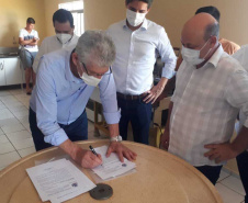 Entrega de pavimentação de estrada rural e de máquinas, caminhão e equipamentos para cooperativas de agricultura familiar, inauguração de cozinha comunitária. Estas foram algumas das ações dos secretários estaduais da Agricultura e do Abastecimento, Norberto Ortigara, e do Planejamento e Projetos Estruturantes, Valdemar Bernardo Jorge, na semana passada na região do Norte Pioneiro. - Curitiba, 08/11/2021 - Foto: SEAB