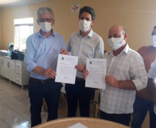 Entrega de pavimentação de estrada rural e de máquinas, caminhão e equipamentos para cooperativas de agricultura familiar, inauguração de cozinha comunitária. Estas foram algumas das ações dos secretários estaduais da Agricultura e do Abastecimento, Norberto Ortigara, e do Planejamento e Projetos Estruturantes, Valdemar Bernardo Jorge, na semana passada na região do Norte Pioneiro. - Curitiba, 08/11/2021 - Foto: SEAB