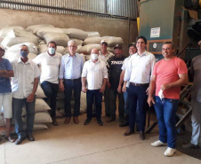 Entrega de pavimentação de estrada rural e de máquinas, caminhão e equipamentos para cooperativas de agricultura familiar, inauguração de cozinha comunitária. Estas foram algumas das ações dos secretários estaduais da Agricultura e do Abastecimento, Norberto Ortigara, e do Planejamento e Projetos Estruturantes, Valdemar Bernardo Jorge, na semana passada na região do Norte Pioneiro. - Curitiba, 08/11/2021 - Foto: SEAB