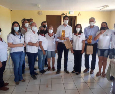 Entrega de pavimentação de estrada rural e de máquinas, caminhão e equipamentos para cooperativas de agricultura familiar, inauguração de cozinha comunitária. Estas foram algumas das ações dos secretários estaduais da Agricultura e do Abastecimento, Norberto Ortigara, e do Planejamento e Projetos Estruturantes, Valdemar Bernardo Jorge, na semana passada na região do Norte Pioneiro. - Curitiba, 08/11/2021 - Foto: SEAB