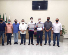 Entrega de pavimentação de estrada rural e de máquinas, caminhão e equipamentos para cooperativas de agricultura familiar, inauguração de cozinha comunitária. Estas foram algumas das ações dos secretários estaduais da Agricultura e do Abastecimento, Norberto Ortigara, e do Planejamento e Projetos Estruturantes, Valdemar Bernardo Jorge, na semana passada na região do Norte Pioneiro. - Curitiba, 08/11/2021 - Foto: SEAB