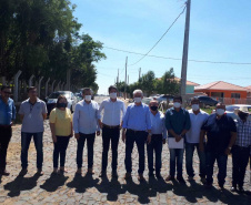 Entrega de pavimentação de estrada rural e de máquinas, caminhão e equipamentos para cooperativas de agricultura familiar, inauguração de cozinha comunitária. Estas foram algumas das ações dos secretários estaduais da Agricultura e do Abastecimento, Norberto Ortigara, e do Planejamento e Projetos Estruturantes, Valdemar Bernardo Jorge, na semana passada na região do Norte Pioneiro. - Curitiba, 08/11/2021 - Foto: SEAB