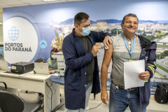 Trabalhadores portuários de Paranaguá recebem vacina contra Covid-19 e Influenza H3N2 