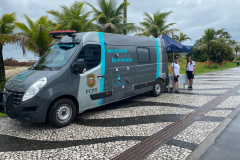 PCPR orienta veranistas com van na orla da praia