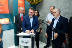 Diretor do BRDE PR; Wilson Bley Lipski, presidente da Finep Celso Pansera, ministra do MCTI Luciana Santos e secretário estadual da Ciência, Tecnologia e Ensino Superior Aldo Nelson Bona