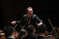 Com regência de Christian Vásquez, Orquestra Sinfônica toca Shostakovich e Vaughan Williams