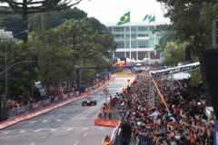 Adrenalina e velocidade: fãs apaixonados vibram com apresentação de carros na Red Bull Showrun