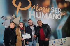 Diretoria, ao lado de representantes das Associações de Empregados e equipe de gestão de pessoas comemoram conquista do prêmio  Anúncio da premiação foi feita na noite desta quinta-feira