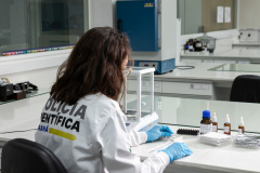 Pelo quarto ano consecutivo, Polícia Científica alcança 100% de acerto em teste de identificação de substâncias
