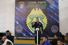 Competidores da 1ª Copa PMPR de Jiu-Jitsu passam por pesagem antes de início do torneio