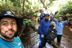 SANEPAR - Voluntários da Sanepar ajudam a limpar rios em todo o Paraná