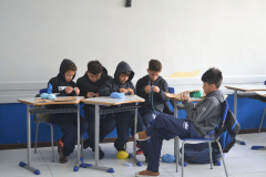 Alunos de colégios estaduais criam peças de crochê em aulas especiais