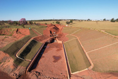 A obra de controle e recuperação da erosão no Emissário Água da Mina, em Loanda, no Noroeste do Paraná, alcançou neste mês 68% de execução.