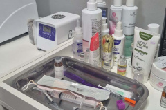  PCPR prende mulher por realizar procedimentos estéticos ilegais e usar medicamentos sem registro em clínica no bairro CIC 