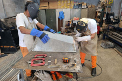 Oficina de serralheria do Complexo Penal de Piraquara produz carrinhos de mão para Rio Bonito do Iguaçu