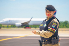 *PMPR reforça acolhimento e amplia atendimento multilíngue a turistas estrangeiros*  A Polícia Militar do Paraná (PMPR) reforçará, durante o verão, o atendimento a turistas estrangeiros que visitarem o Estado. O período de férias concentra grande fluxo de visitantes, especialmente em Foz do Iguaçu, um dos destinos mais procurados por turistas de todo o mundo.  A iniciativa amplia a oferta de suporte em diversos idiomas e aprimora as estratégias de acolhimento e orientação aos visitantes. As ações serão inte