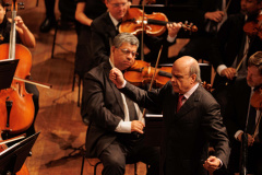 Com teatro lotado, Orquestra Sinfônica do Paraná encerra temporada 2025 no Guairão celebrando um ano histórico