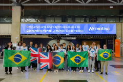 Com emoção e expectativas, 26 estudantes do Paraná embarcam para o Reino Unido pelo Programa Ganhando o Mundo