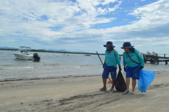 Sanepar leva limpeza da praia à Ilha das Peças