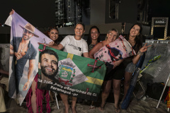 Fãs de Gusttavo Lima dormem na praia para garantir melhor lugar no show deste domingo