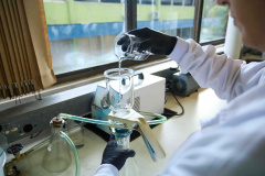 Servidores do IAT celebram a manutenção da certificação de padrão internacional pelo laboratório do órgão em Londrina.