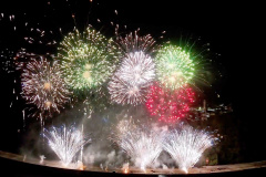 Maior queima de fogos da história do Litoral ilumina a Ponte de Guaratuba