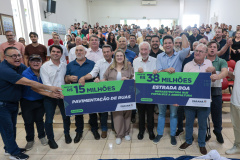O governador em exercício Darci Piana e o secretário de Agricultura e Abastecimento, Márcio Nunes, assinam nesta sexta-feira (20) a liberação de R$ 34,8 milhões para pavimentação de duas estradas rurais de Roncador