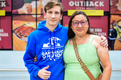 A história de Antony Baldissera e Sandra Baldissera, moradores de Nova Laranjeiras, no Centro-Sul do Paraná, simboliza como o acesso à educação pública de qualidade pode transformar trajetórias e atravessar gerações. Enquanto o estudante acaba de retornar do Reino Unido pelo programa Ganhando o Mundo, a mãe, professora da rede estadual, se prepara para embarcar ao Canadá na edição do intercâmbio voltada aos professores.