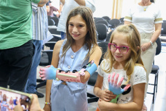 Menina conhece impressora 3D da Carreta da Inovação e recebe prótese de mão desenvolvida pelo Estado