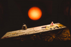 FESTIVAL DE CURITIBA | Entre o riso e a ruína: Armazém Companhia de Teatro apresenta "Dias Felizes"