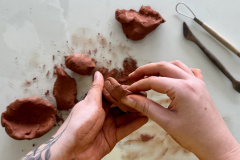 MON promove oficina de modelagem em argila no mês de abril